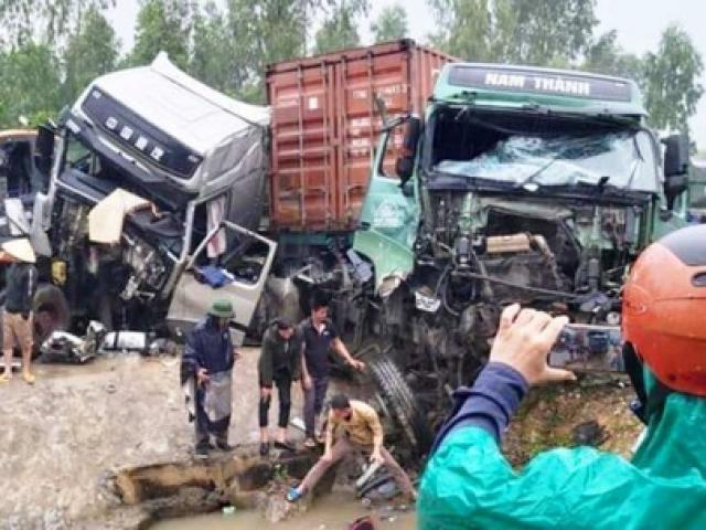 Tin tức trong ngày - 2 xe tải đâm nhau kinh hoàng, 3 tài xế bị thương nặng, quốc lộ ùn tắc