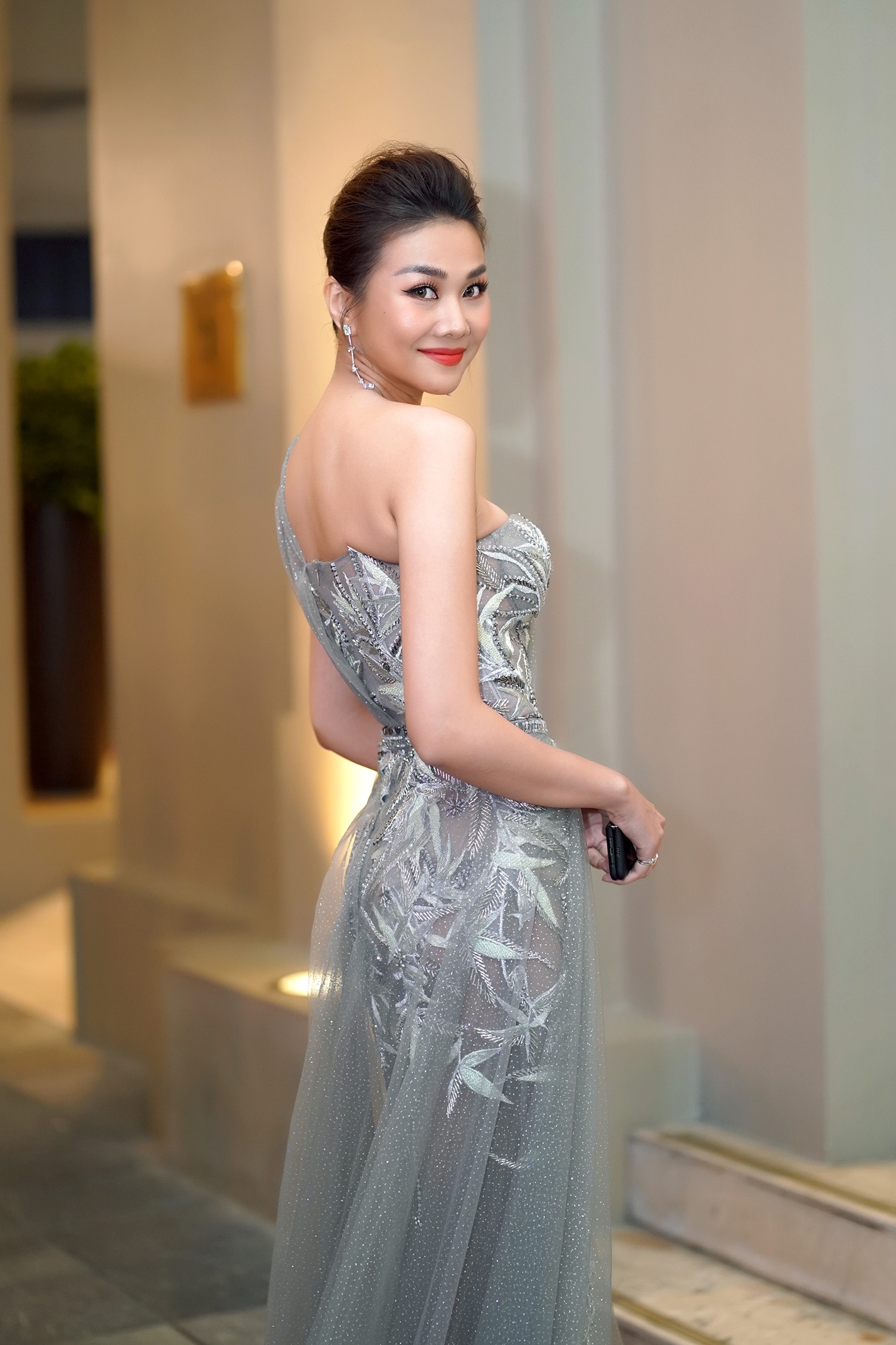 Mới đây, siêu mẫu Thanh Hằng trở thành tâm điểm khi tham gia một sự kiện tại Hà Nội, Chân dài 1,12 m diện váy xuyên thấu với họa tiết đan thắt tinh tế.&nbsp;&nbsp;