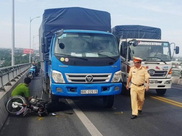 Tin tức trong ngày - Xe máy chạy trên cầu Rạch Miễu bị gió "đẩy" vào gầm xe tải?