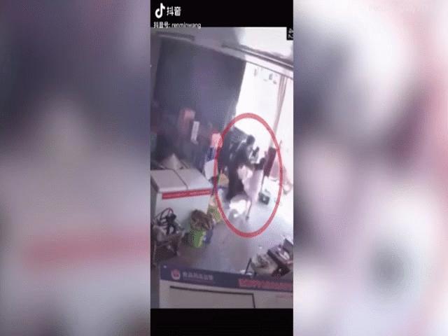 Thế giới - TQ: Khoảnh khắc bố liều mình cứu con khỏi “tử thần” đâm nát cửa hàng