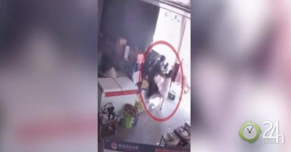 China: The moment the father risked his life to save his son from “death” crashing the store