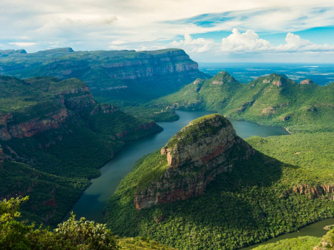 Hẻm sông Blyde, Nam Phi: Khu vực hẻm này nổi tiếng với cấu trúc đá nhiều màu sắc và rừng cây xanh tốt.
