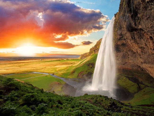 Seljalandsfoss, Iceland: Đây là một trong những thác nước đẹp nhất ở Iceland. Du khách không chỉ chiêm ngưỡng kỳ quan này từ xa mà còn có thể đi vào phía sau thác.
