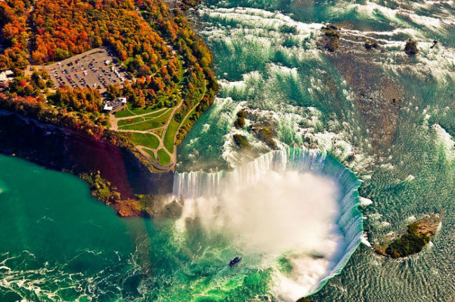 Thác Niagara, Canada: Từ trên đài quan sát, du khách có thể chiêm ngưỡng cảnh tượng ngoạn mục khi hơn 3.160 tấn nước đổ xuống thác mỗi giây.
