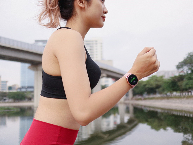 Một chiếc đồng hồ thông minh để theo dõi quá trình tập luyện là món phụ kiện không thể thiếu trong mọi buổi tập