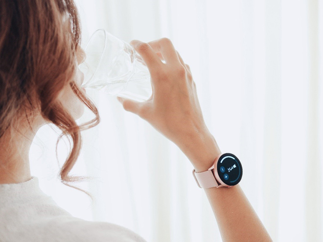 Hãy uống đủ nước mỗi ngày, bạn có thể thêm một ít nước cốt chanh, cam, bưởi vào ly nước để bù thêm vitamin, giúp cơ thể luôn được khỏe khoắn