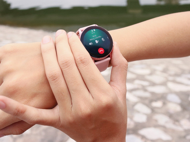 Chẳng cần lo lắng sẽ bỏ lỡ cuộc gọi quan trọng trong lúc tập, bạn có thể dễ dàng nhận cuộc gọi bằng chính loa ngoài tích hợp sẵn trên Galaxy Watch Active2