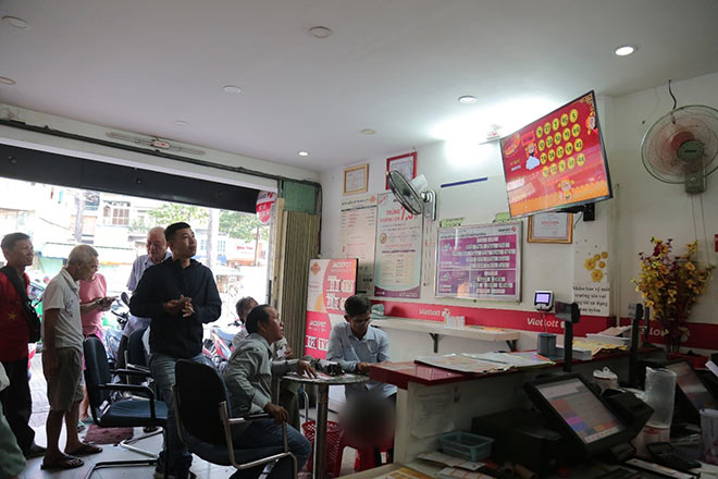 Khách hàng hàng hứng dò kết quả cùng với nhau.