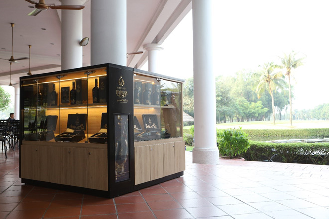 Nước mắm Hoàng Gia được trưng bày tại sân Golf Sông Bé