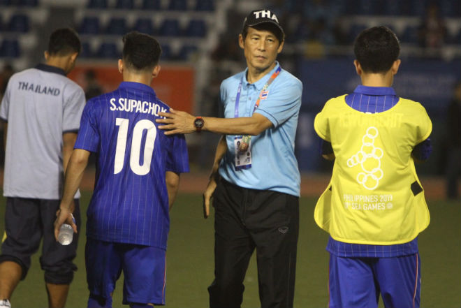 HLV Akira Nishino bất ngờ hủy buổi tập trên sân của U22 Thái Lan và đóng cửa với báo giới xứ Chùa Vàng