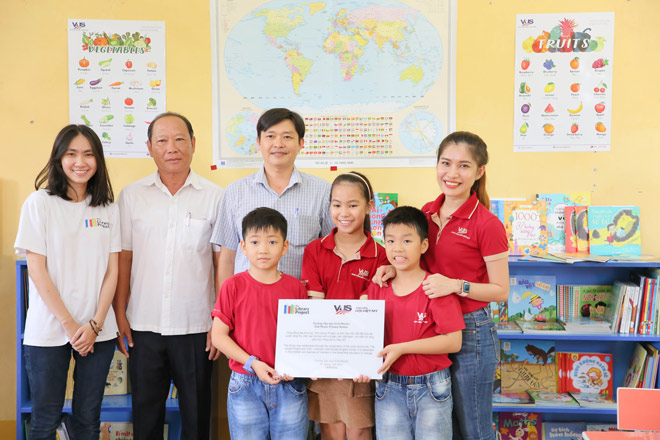 Các em đại sứ nhí cùng đại diện The Library Project trao tặng thư viện và sách cho trường học.