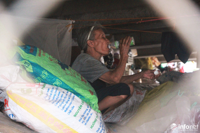 Cụ Lụa cho hay, cụ có hai người con trai. Nhưng nhà chật chội quá, nên cụ đành ra ngoài gầm cầu ở cho mát, đến nay đã gần 10 năm.