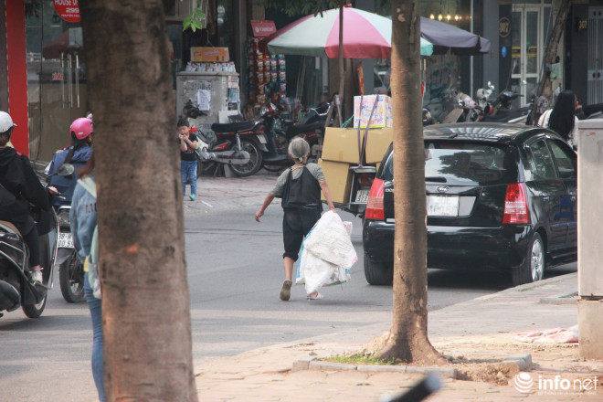 Anh Phạm Phùng Quang là con trai thứ 2 của cụ Lụa, sống cách đó khoảng 50m cho biết: "Gia đình đã nhiều lần khuyên can mẹ nhưng bà nhất quyết không chịu về nhà mà cứ tự ra gầm cầu ở. Người ngoài nhìn vào không biết thì nghĩ vợ chồng tôi khó ăn khó ở, hay thậm chí là bất hiếu xua đuổi mẹ già. Nhưng chỉ có bà con lối xóm mới hiểu và thông cảm phần nào cho gia cảnh nhà chúng tôi".
