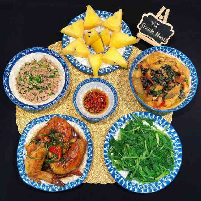 Thứ 2: Ốc chuối đậu, cánh gà sốt me, rau cải luộc, thịt băm