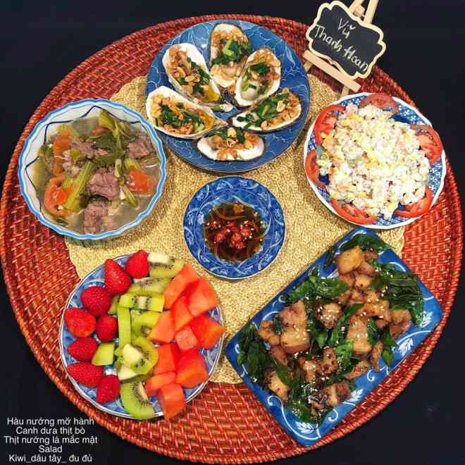 Thứ 5: Hàu nướng mỡ hành, canh dưa thịt bò, thịt nướng lá mắc mật, salad