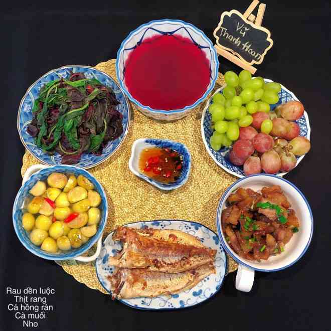 Thứ 6: Rau dền luộc, thịt rang, cá hồng rán, cà muối