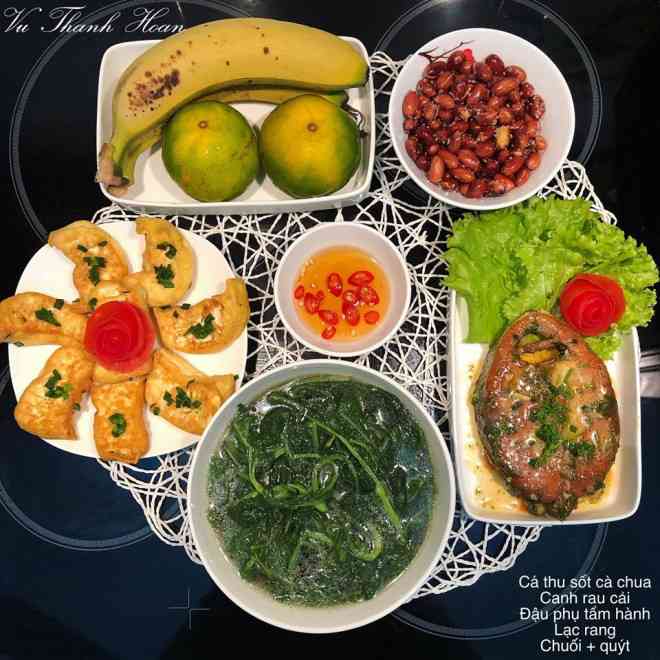 Chủ nhật: Cá thu sốt cà chua, canh rau cải, đậu phụ tẩm hành, lạc rang