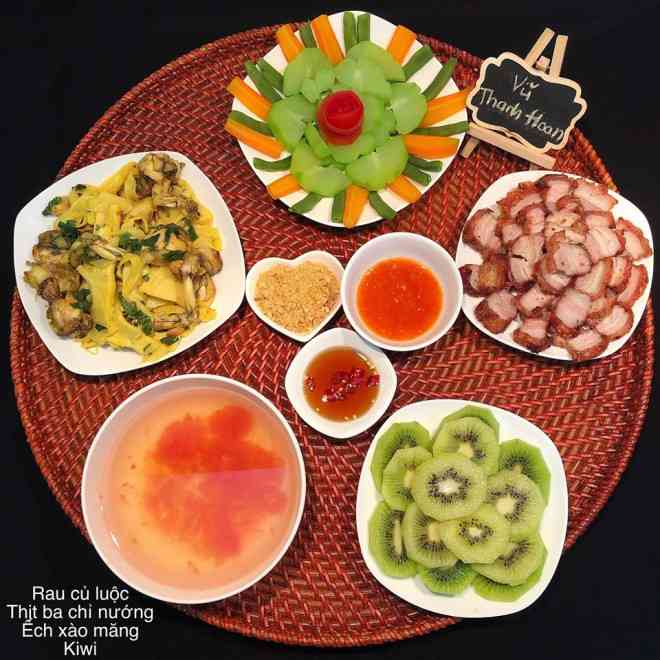 Thứ 7: Rau củ luộc, thịt ba chỉ nướng, ếch xào măng