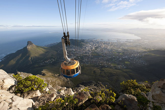 Nam Phi: Tuyến cáp treo trên núi Bàn là một trong 7 kỳ quan thiên nhiên mới của thế giới ở Cape Town, Nam Phi. Đây là một trong những điểm thu hút khách du lịch phổ biến nhất của thành phố này.
