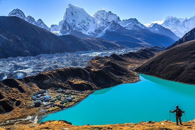 Nepal: Nếu bạn luôn mơ ước được chiêm ngưỡng đỉnh núi cao nhất thế giới - đỉnh Everest thì hãy quyết tâm làm một chuyến đi thú vị đến thăm dãy núi này. Tuy nhiên, hành trình không dành cho người yếu tim hoặc thiếu kinh nghiệm leo núi.
