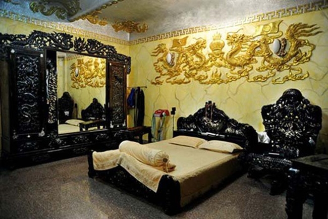 Một phòng ngủ khác của Ngọc Sơn gây choáng từ giường, tủ, bàn ghế đều được làm từ gỗ, chạm trổ tinh tế. Bên trên trang trí họa tiết rồng cầu kỳ.