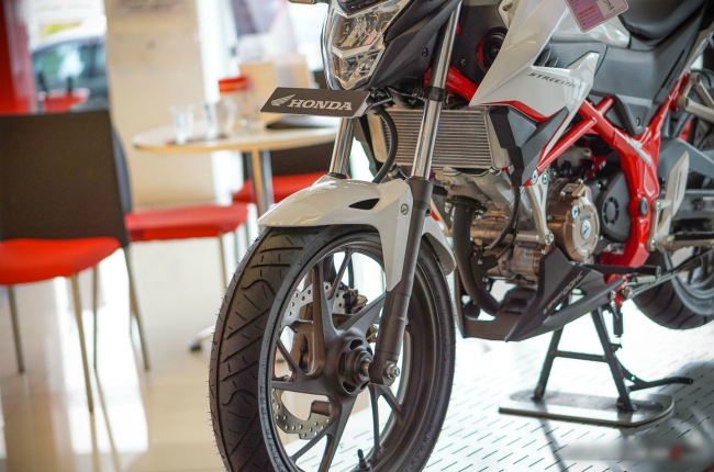 Riêng bản CB150R StreetFire SE được các nhà thiết kế của Honda tăng cường thêm vẻ nam tính với thiết kế hộc yếm ở dưới mới giúp nâng cao cả về mặt hiệu suất và khí động học.