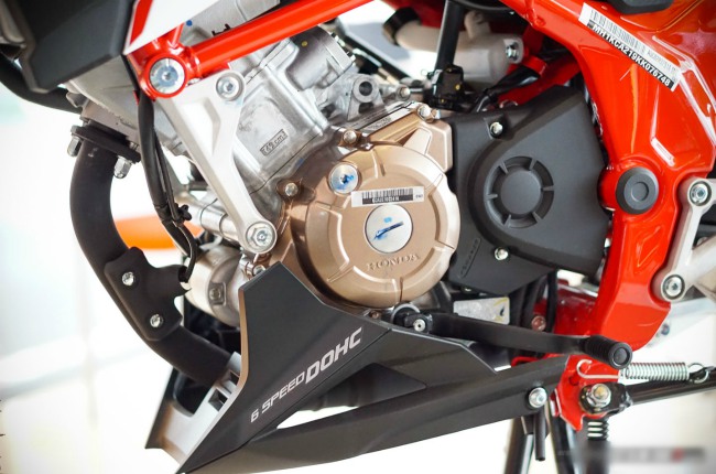 Sức mạnh xe đến từ loại động cơ có hiệu suất cao DOHC 4-valve, dung tích 150cc, làm mát bằng dung dịch, đem lại khả năng tăng tốc tuyệt vời từ 0-200 m trong vòng 10,5 giây.