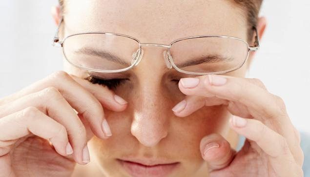 Mắt có dấu hiệu này, đến viện khám ngay vì có thể bạn đang mắc bệnh nguy hiểm - 1