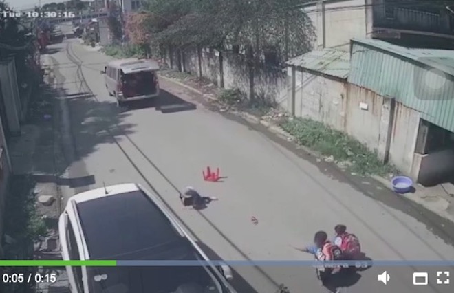 Sau khi bị “đánh rơi” khỏi xe đưa rước, 3 em học sinh nhanh chóng đứng dậy chạy với theo.