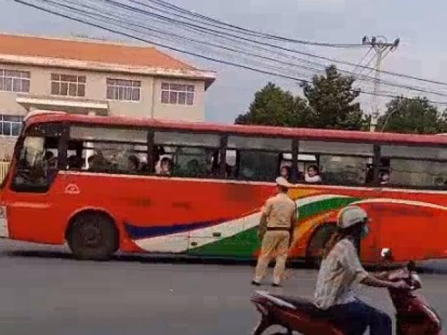 Tin tức trong ngày - Vụ chửi, dọa “xử” CSGT: Tài xế xe đưa rước công nhân bị phạt tiền triệu