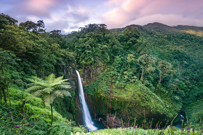 Costa Rica: Đối với những người yêu thích lướt sóng đẳng cấp thế giới, ngắm nhìn động vật hoang dã và những thác nước đẹp long lanh, Costa Rica là một điểm đến phiêu lưu và rất được thiên nhiên ưu đãi.
