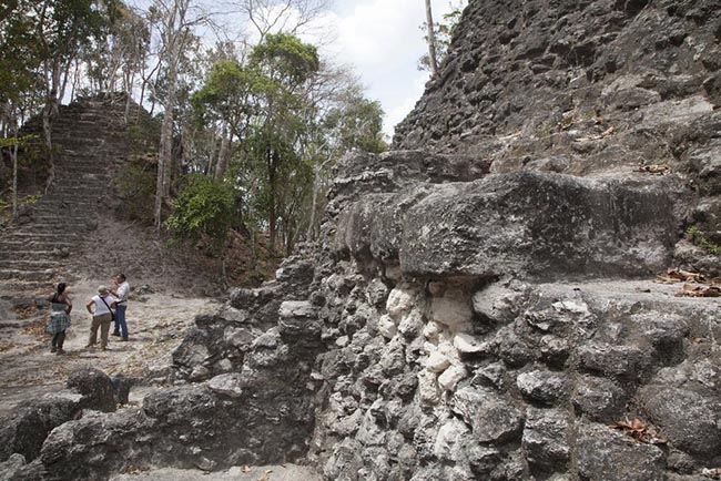 Guatemala: Đối với những du khách ưa phiêu lưu, được khám phá tàn tích của El Mirador hay tìm kiếm kho báu ở khu định cư của người Maya cổ đại nằm trong khu rừng Petén ở Guatemala là một trải nghiệm thật kỳ diệu.

