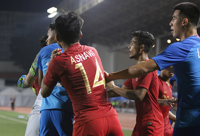 Cầu thủ loạn đả nảy lửa trong trận U22 Indonesia đấu U22 Singapore - 8