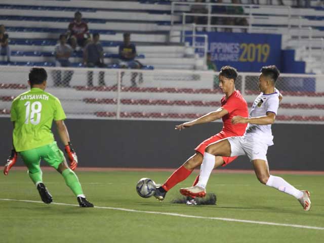 U22 Lào (áo trắng) khó nhọc hòa U22 Singapore ở trận ra quân