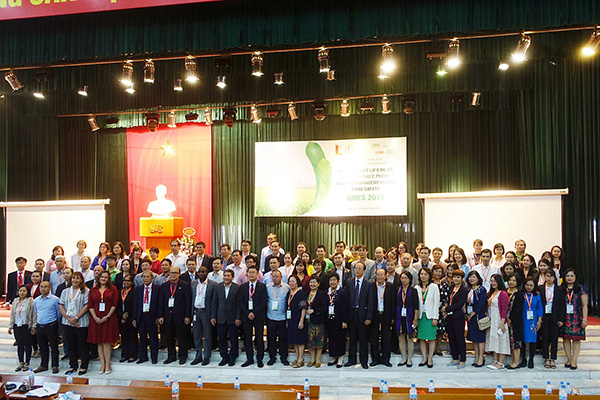 Các diễn giả và khách mời trong lĩnh vực quản lý chất lượng và an toàn thực phẩm tại Hội thảo.