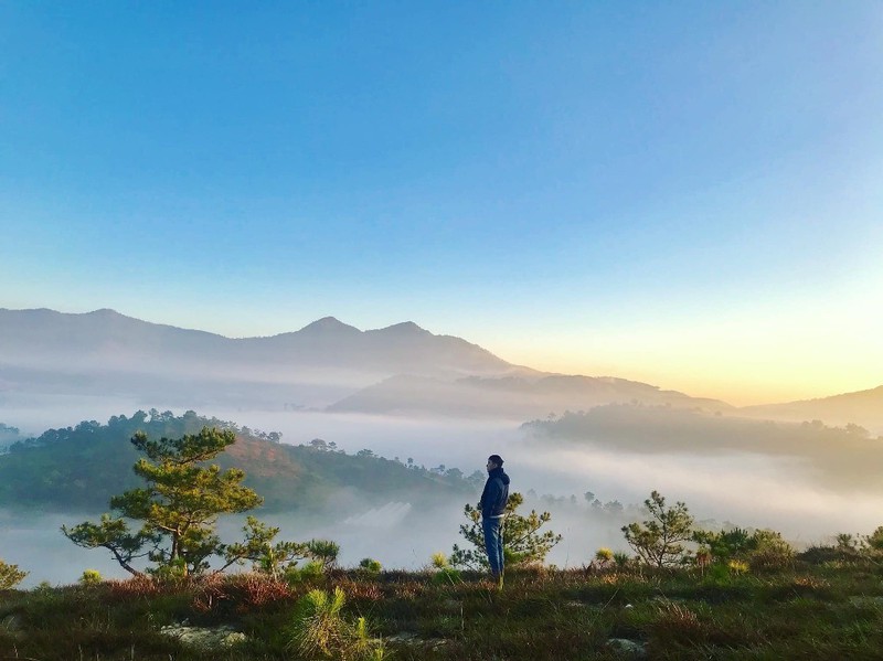 &nbsp;Những buổi sáng sớm, đồi Thiên Phúc Đức đầy mây mù phủ kín ngọn đồi.