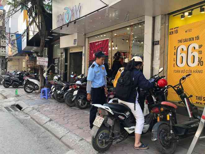 Ngày Black Friday năm nay, tại tuyến "phố thời trang" Cầu Giấy không còn cảnh đổ xô, chen lấn mua hàng