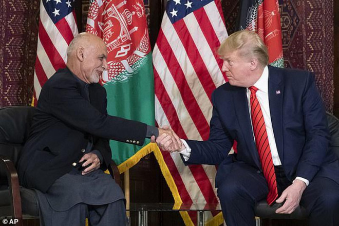Tổng thống Mỹ Donald Trump bắt tay Tổng thống Afghanistan Ashraf Ghani trong chuyến thăm bất ngờ ngày 28-11. Ảnh: AP