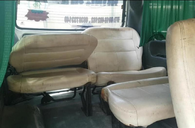 Phía bên trong chiếc xe chở học sinh. Ảnh: VH. 