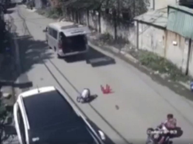 Tin tức trong ngày - Trung tâm đăng kiểm nói về chiếc xe làm văng 3 HS xuống đường