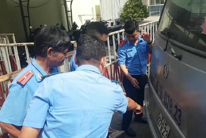 Cơ quan chức năng kiểm tra chốt phía sau xe. Ảnh: VH. 