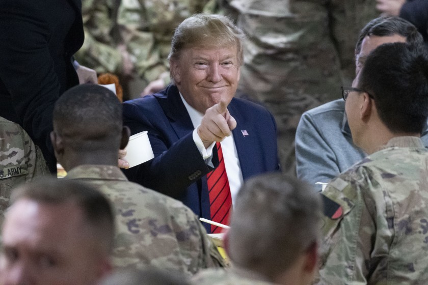 Tổng thống Mỹ có mặt dùng bữa tối tại căn cứ ở Afghanistan.