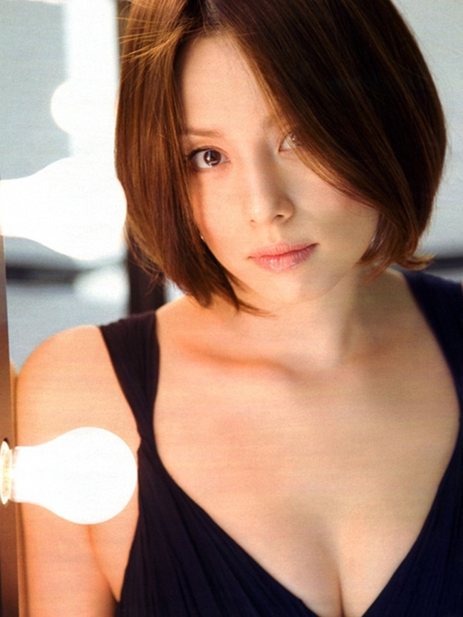 Đứng ở vị trí thứ 7 là Ryoko Yonekura. Ryoko Yonekura là nữ diễn viên nổi tiếng với hình ảnh sexy với vóc dáng nóng bỏng. Người đẹp sinh năm 1975 được mệnh danh là biểu tượng sex xứ Phù Tang hay mỹ nữ quốc dân đẹp nhất Jbiz.