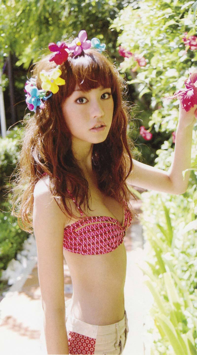 Mirei Kiritani tham gia nhiều bộ phim nổi tiếng như &#34;A Girl and Three Sweethearts&#34;, &#34;Heroine Disqualified&#34;, &#34;Revenge Girl&#34;, &#34;Atelier&#34;, &#34;Vampire in Love&#34;, &#34;Gunshi Kanbei&#34;.... Năm 2018, người đẹp kết hôn cùng nam diễn viên Shohei Miura.