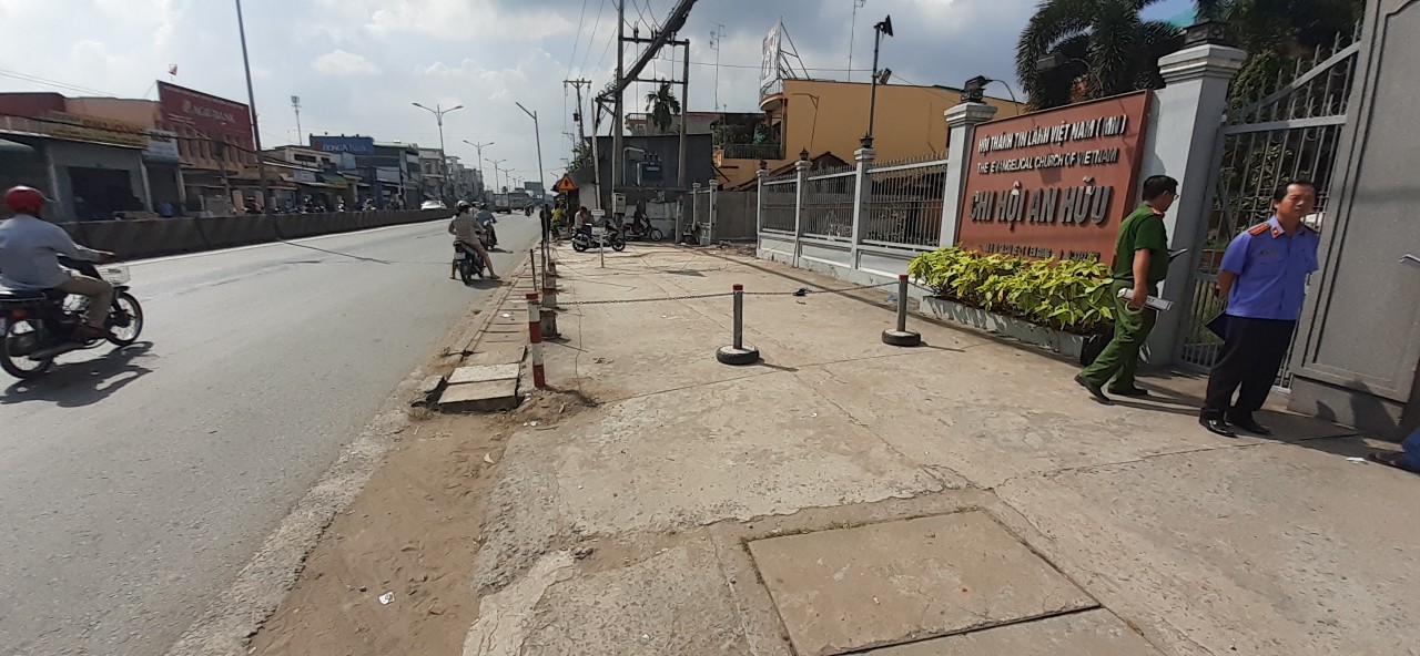 Lực lượng chức năng khám nghiệm hiện trường.