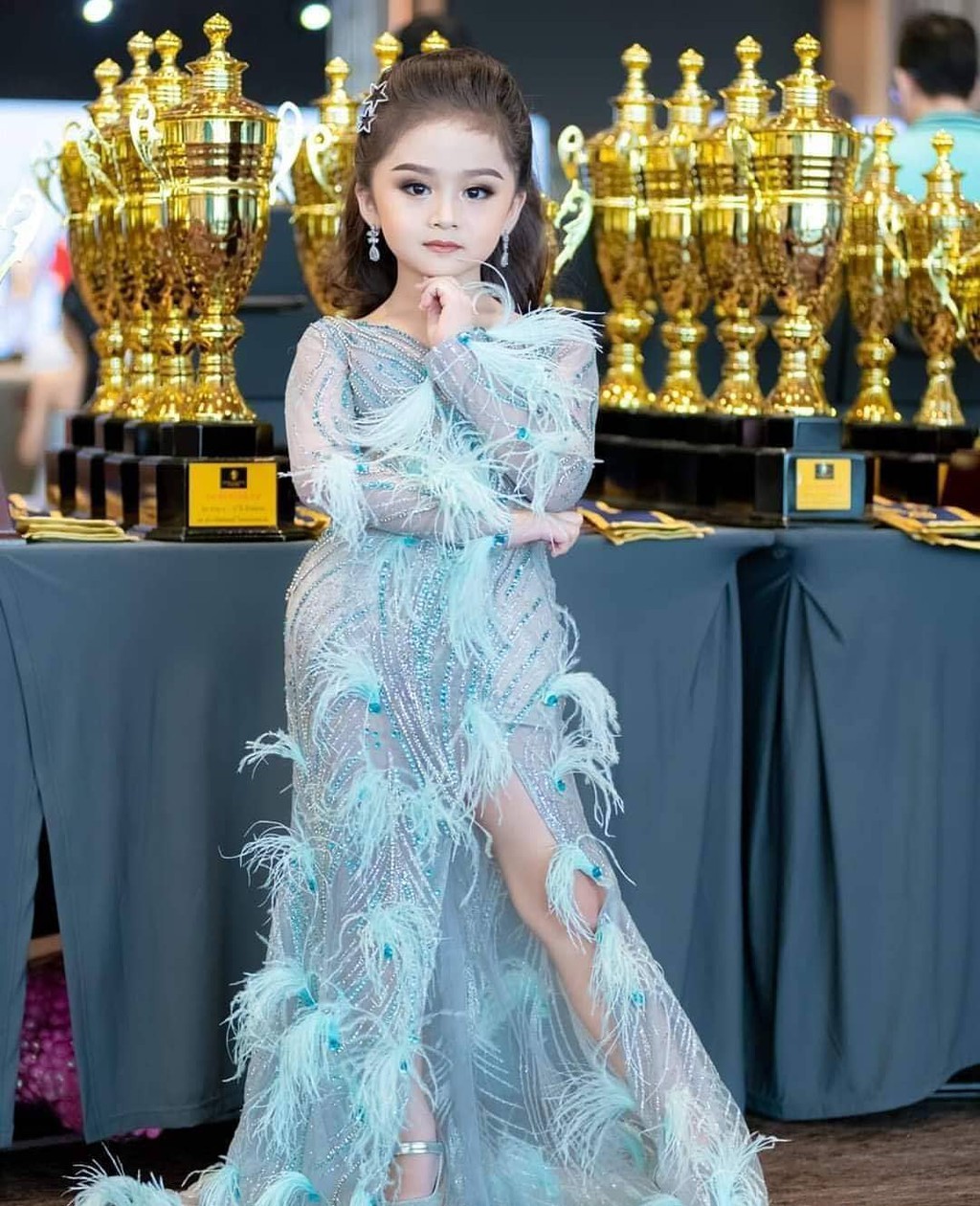 Baifern Freya tạo dáng chuyên nghiệp như người lớn.