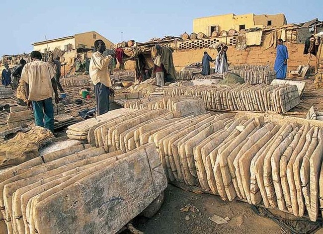 Các thương nhân từ xa xưa đã hình thành nên những cung đường giao thương muối nhiều nhất từ  Morocco về phía nam qua Sahara đến Timbuktu. 