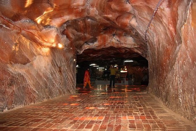 Mỏ muối Khewra là một trong những mỏ muối lâu đời nhất và lớn nhất trên thế giới. 