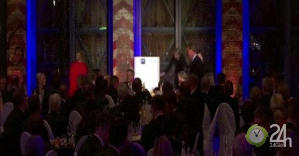 Video: Stop shaking when receiving guests, the German Chancellor almost fell again when stepping on the podium