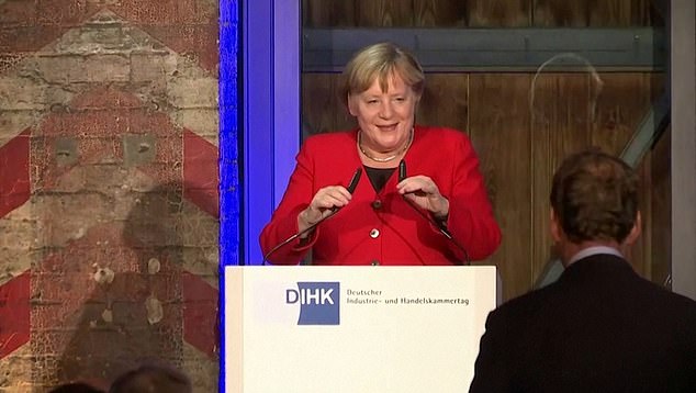 Video: Stop shaking when receiving guests, the German Chancellor almost fell again when stepping on the podium - 2
